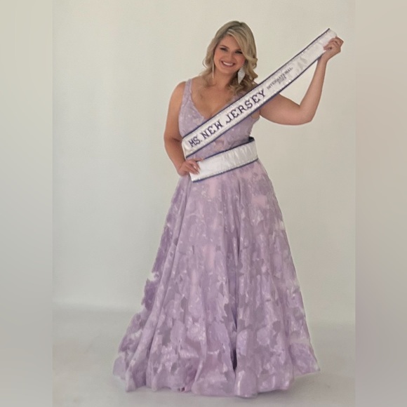 Sz 8 La femme gown style 27505 . Worn once for photo shoot - Picture 2 of 4